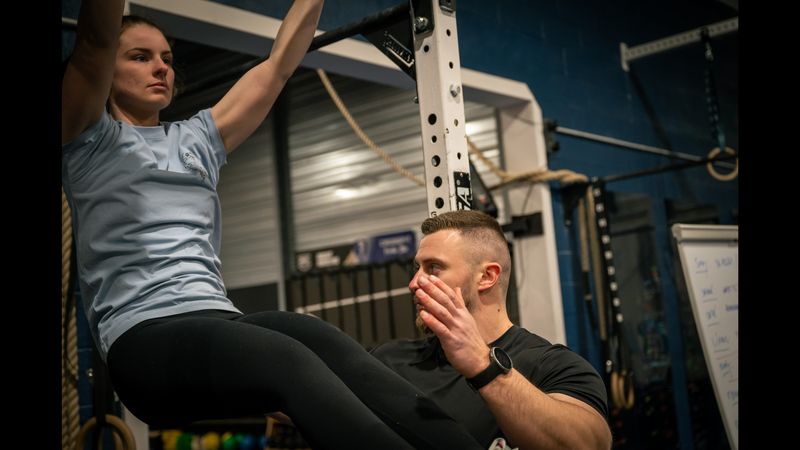 Rudy Tarlet coachant une athlète en box CrossFit