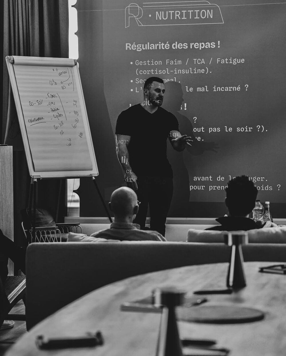 Rudy Tarlet animant un module nutrition devant ses slides de marque